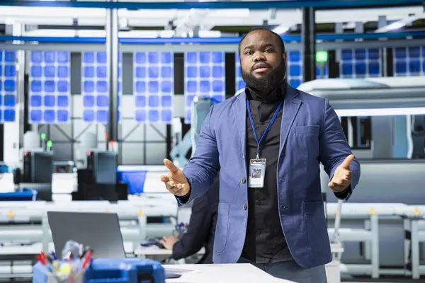 Siyah direktör yenilenebilir enerji üretimi, kalite kontrol testleri ve daha ucuz güneş enerjisi için sürdürülebilir çözümler sağlanması konulu bir toplantıya ev sahipliği yapıyor. Endüstriyel işlemleri yönet.