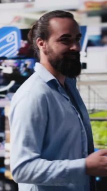 Dikey Video Rahatlamış Genç Yetişkinler, eğlence ve ilham için dijital araçlar kullanarak mobil teknolojiyle küresel bir sosyal medya platformuna bağlanıyorlar. İnternet etkileyicileri. Kamera B.