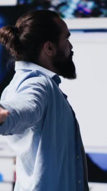 Vertical Video, sosyal medya platformlarında hayatın tadını çıkaran, takipçi kazanma ve sosyal ağların dijital dünyasına hükmetme başarısını kutlayan havalı bir adam. Güçlendirme. Kamera A