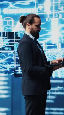 Yüksek teknoloji ortamında derin öğrenme ve büyük veri bağlantılarını araştıran dikey video işadamı, gelecekçi kavramları ve akıllı geliştirme araçları ile programlamayı keşfediyor. Kamera.