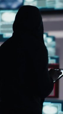 Dikey video korsanı, bir sisteme gizlice girmek için programlama kodu kullanıyor, güvenlik duvarlarını aşıyor ve ağ güvenliğindeki savunmasızlıkları kullanarak siber saldırı ve sızma gerçekleştiriyor.