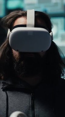 Dikey Video Erkek Casusu ağ güvenliğini atlatır ve sanal gözlüklerle siber saldırıya girer, veri sızıntısı ve kimlik hırsızlığı için programlama kodunu kullanır. Siber operasyonları sızma yoluyla gizle