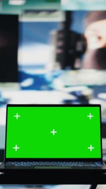 İzole bir ekran, silahlı kuvvetler taktikleri ve savaş planlaması için veri toplamak için kullanılan uydu taktikleri gösteren bir dizüstü bilgisayarı olan dikey video yüksek askeri kontrol merkezi. Genel işlemler