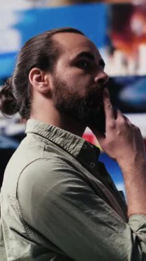 Modern bir sanal sosyal ağ ortamında canlı yayın etkileşiminin ve yaratıcı içeriğin tadını çıkaran, gerçek zamanlı bildirimleri yönlendiren bir trend ayarlayıcının dikey video dijital yaşam tarzı. Çevrimiçi