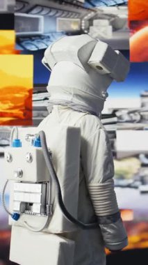 Uzay yürüyüşü sırasında sıfır yerçekiminde sürüklenen dikey video genç erkek kozmonot yıldızlararası macerayı, göksel mucizeyi ve astronotların ve gezegensel keşiflerin geleceğini yansıtıyor. Boşluk