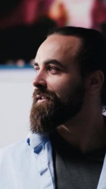 Dikey Video Durdurulamaz Yetişkinler mobil bildirimleri ve görsel hikaye anlatımlarını yönetir, sosyal eğilimlerle meşgul olur ve dijital dünyada yaratıcılık ve etki gösterir. Marka sesi. Kamera A.