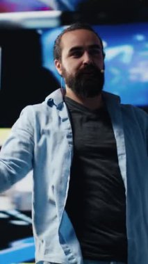 Dikey Videolu Gevşek Halk Konuşmacısı, bir konferans sırasında izleyiciyle bağlantı kurarak sosyal medya yeniliklerini ve katılımını sağlamak için gerçek zamanlı etkileşimleri gösteriyor. Eğlence. Kamera A.