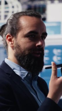Dikey Video Yöneticisi, büyük veri analizi ve ekonomik tahminleri koordine etmek için telefon görüşmesini kullanıyor. Gösterge panelinde bilgi grafikleri ve şirket performansına rehberlik etmek için modern ölçümler paylaşılıyor. Kamera A