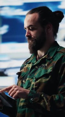 Dikey video askeri subayı taktik komuta ve gözetleme faaliyetlerine girdi. Ulusal bir savunma görevinde verileri, istihbaratı ve yapay zeka savaş sistemlerini birleştirdi.