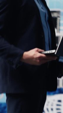 Vertical Video Young girişimcisi verimli yönetim kararları için geliştirme modellerini geliştirmek için dijital materyal ve analitik kullanır. Performans ölçümleri karmaşıklıkla optimize ediliyor. Kamera A