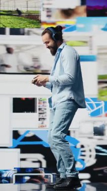 Dikey Video Young gündelik elemanı dijital dünyada online internet bağlantısından keyif alıyor, gerçek zamanlı bağlantının altını çiziyor, iletişim için online varlığın altını çiziyor. Sosyal ağ eğlencesi. Kamera B.