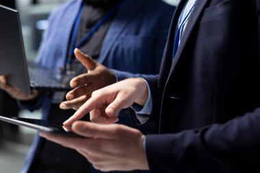 Çok ırklı teknisyenler ve müteahhitler bir güneş paneli fabrikasındaki verileri analiz ederek yenilenebilir enerji üretimi, kalite ve verimlilikte yüksek standartlar sağladılar. Güneş teknolojisi.