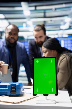 Güneş paneli denetleme grubu yeşil ekranın yanındaki pc üzerinde verileri gözden geçirir, süreç denetimi sırasında hatalar bulur ve yenilenebilir enerji operasyonlarının optimize edilmesine yardımcı olur. Fotovoltaik fabrikası.