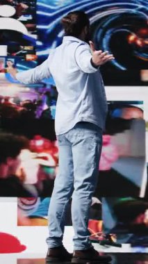 Dikey Video Durdurulamaz Yetişkinler mobil bildirimleri ve görsel hikaye anlatımlarını yönetir, sosyal eğilimlerle meşgul olur ve dijital dünyada yaratıcılık ve etki gösterir. Marka sesi. Kamera B.