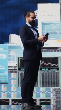 Dikey Video İş Girişimcisi, analitik raporları içeren bir metin mesajı gönderiyor ve aktivite geliştirme başarısı için azami performans elde etmek için sıkı çalışıyor. Yönetim ve yenilik. Kamera B.