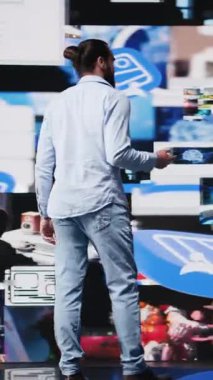 Vertical Video Happy sosyal medya uygulamalarında hayattan keyif alan sıradan bir insan, sosyal ağların dijital dünyasında eğlenmek için takipçi edinmedeki başarısını kutluyor. Kamera B.