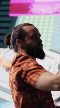 Dikey Video Havalı adam akıllı telefonunu neon ışıkları altında kullanarak içerik yaratıcısı ve DJ olarak fotoğraf ve videoları yakalıyor. Modern tasasız insan gece hayatı sahnesinde görsel sanattan hoşlanır. Kamera A