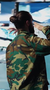 Dikey Video Gazisi, bir kontrol merkezinde uydu verilerini inceledikten sonra savaş alanı detaylarıyla savaş planlama taktikleri üzerinde çalışarak askeri selam veriyor. Ulusal güvenlik için yüksek teknoloji ordu ortamı