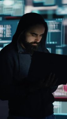 Siber suçların dijital savunmaları aşmak ve bilgi sızdırmak için programlama tekniği ve takibi kullanarak, erkek hacker 'ların sistem savunmasızlığını kullandığı dikey video konsepti.