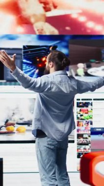 Dikey Video Young mutlu yetişkin çevrimiçi bağlantı ve sosyal sayfalara odaklandı, arkadaşlarına mesaj attı ve küresel ulaşım için kalite içeriği yarattı. Moda belirleyici adam web tasarımında. Kamera B