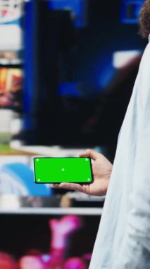 Dikey Video Odaklı kişi sosyal platformlara bağlanıyor, sosyal medya uygulamalarının online bağlantısından keyif alıyor. Yenilikçiliği ve mobil teknolojiyi cesaretlendirir. Kamera B.