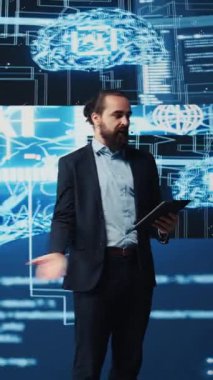 Vertical Video Bilişim Mühendisi, yeni yapay zeka teknolojisi araçlarını sunmak için halka açık konuşma etkinliğine ev sahipliği yapıyor. Otomasyon için sinirsel ağların beyin sistemini gösteriyor. İşadamı konuşmacı derin öğrenme için konuşma yapıyor. Kamera.