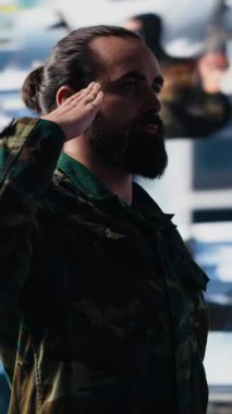 Dikey Video Ordusu subayı, savaş planlama taktikleri ve savaş alanı detayları için önemli bilgiler toplayarak komuta merkezinde saygıdeğer askeri selamlamayı gerçekleştirir. Yüksek teknoloji ordu ortamı