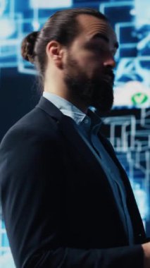 Dikey Video Girişimcisi dizüstü bilgisayarla gösterge panelindeki yapay zeka beyin sistemini inceleyerek kodlama, analitik ve derin öğrenme için yüksek teknoloji veri görselleştirmesini kullanır. Stratejik büyüme