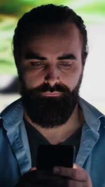Dikey Video Genç Yetişkinleri, içerik tüketimi ve saplantılı kıyamet kopması bağımlısı sosyal medya istismarı yüzünden telefon ekranının önünde eriyip gidiyor. Akıl sağlığı sorunları olan kişiler, izolasyon