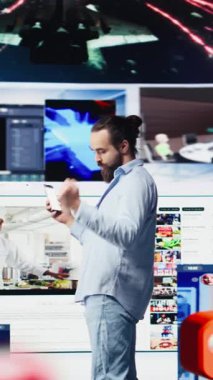 Dikey Video Sosyal medya kullanıcısı çoklu sosyal ağ uygulamaları, gerçek zamanlı bağlanma ve çevrimiçi eğlence üzerinden bağlanmaktan mutlu. Boş zamanlarında iletişim için birden fazla görev. Kamera B.