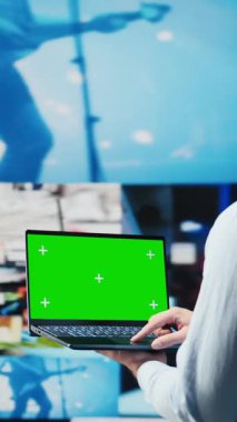 Sosyal platformlarda bilgisayar modeliyle bağlantı kuran dikey video gündelik genç adam, sosyal medya aracılığıyla çevrimiçi aktivitesinin ve etkileşiminin keyfini çıkarıyor. Eğlenmek için insanlarla yakınlaşmak. Kamera B.