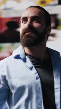 Dijital dünyada sosyal ağa bağlanma hırsı olan dikey videolu genç adam, küresel sosyal medya izleyicisi. Hikaye anlatma ve başarı için markalaşma araçlarına yatırım yapan bir adam. Kamera A