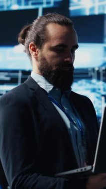 Dikey Görüntü Teknolojisi uzmanı yapay zeka araştırmaları, sanal asistanlar ve veri işleme ile ilgileniyor. Genç mühendis, bir sonraki dijital zeka dalgası için robotik ve algoritmik düşünme üzerine çalışıyor.