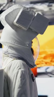 Uzay yürüyüşü sırasında sıfır yerçekiminde sürüklenen dikey video genç erkek kozmonot yıldızlararası macerayı, göksel mucizeyi ve astronotların ve gezegensel keşiflerin geleceğini yansıtıyor. Boşluk