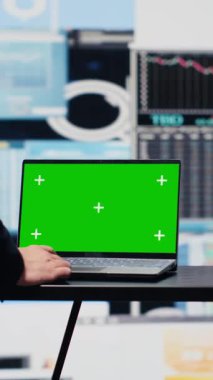 Dikey Video İşadamı, yıllık trendler için telefonda yeşil ekrana bakıyor ve şirket başarısı için bir strateji planlıyor. Aktiviteyi geliştirmek için raporlar ve infografik performans ölçümleri analiz ediliyor