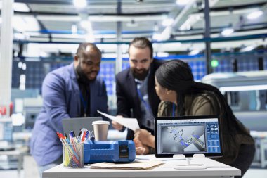 Fabrika yöneticileri çeşitli gruplar üretim ölçümleri hakkında brifing veriyor, endüstriyel yenilikleri destekliyor ve sürdürülebilir süreç gelişmesini destekliyor. Güneş enerjisi üretimi.