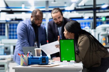Yeşil ekranın yanındaki bilgisayar görüşünü inceleyen güneş paneli çeşitliliği grubu, bir süreç denetimi sırasında hatalar buluyor ve yenilenebilir enerji operasyonlarının optimize edilmesine yardımcı oluyor. Fotovoltaik fabrikası.
