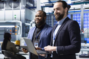 Fabrika müfettişleri ve denetçileri üretim ölçümleri hakkında brifing veriyor, endüstriyel yenilikleri destekliyor ve sürdürülebilir süreç iyileştirmesini destekliyor. Güneş enerjisi üretimi.