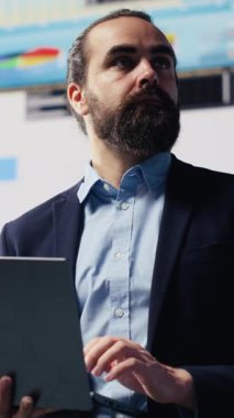 Dikey Video Veri güdümlü planlama, bu profesyonelin küresel iş geliştirme için başarılı bir strateji geliştirmesine yardımcı olur. Ön paneldeki çizelgeleri ve öncü fikirlerini yönlendirmek için projeksiyonları kullanıyor.