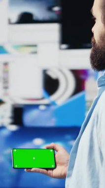 Dikey Video Young erişkin yeşil ekranı kullanıcı arayüzü olarak kontrol ediyor, sosyal platformlarda çevrimiçi varlığı kontrol ediyor. Bir dijital ortamda yaratıcılık ve çevrimiçi ilişki üzerine çalışan Erkek Etki Aracı