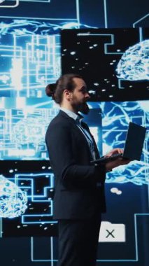 Dikey Görüntü Teknolojisi uzmanı yapay zeka araştırmaları, sanal asistanlar ve veri işleme ile ilgileniyor. Genç mühendis, bir sonraki dijital zeka dalgası için robotik ve algoritmik düşünme üzerine çalışıyor.