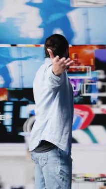 Dikey Video Sosyal medya etkileyicisi, platformlar arasında benzersiz bir marka sesi oluşturma konusunda kendinden emin ve gururlu olmak için yenilik ve teknolojik araçlar kullanır. Çoklu görev. Kamera B.