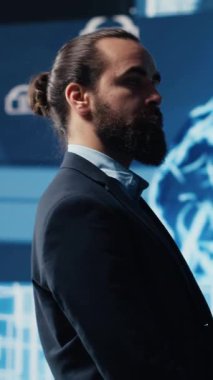 Dikey Video Teknolojisi uzmanı iş adamı yapay zeka veri görselleştirmesi yapıyor, algoritmik düşünme ve sinir ağları yoluyla makine öğrenmesini araştırıyor. Dijital çağda sanal zeka