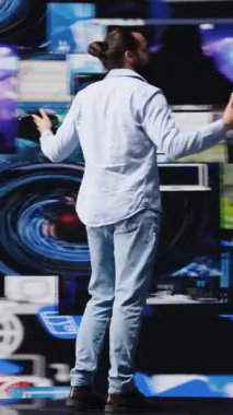 Dikey Görüntü İçeriği yaratıcısı, sosyal medya, dijital etkileşim ve yaratıcı markalaşma için çevrimiçi bir izleyici kitlesine canlı bir sunum sunuyor. Yenilik için trend belirleyici. Kamera.