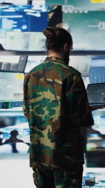 Dikey video askeri subayı gözetlemedeki verileri inceliyor ve taktik operasyonlar üzerinde çalışıyor, teknik görev kontrol. Asker tehdit tespit elektronik sistemlerini ulusal çıkarlar için kullanıyor