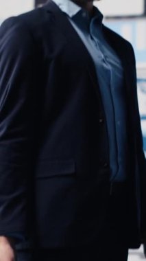 Vertical Video Business yöneticisi performans ölçümlerinden destek alarak uluslararası organizasyon kurarak yeni bir strateji planlıyor. Yeni büyüme fikirleri için gösterge panelleri ve projeksiyonlar kullanılıyor. Kamera.