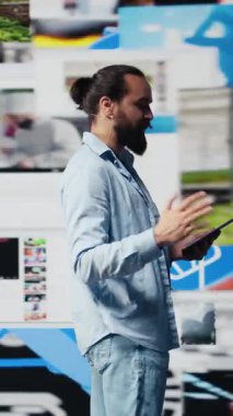 Eller serbest mikrofonlu dikey video, erkek trend belirleyicisi yenilikler için içgörü sunan canlı bir sunum sunuyor. Konuşmacı izleyicilerle çevrimiçi eğlence hakkında konuşuyor. Kamera B.