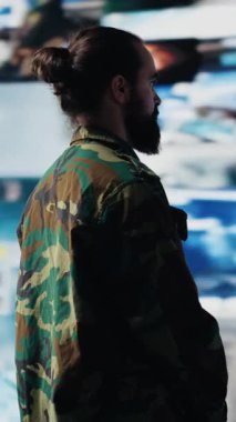 Dikey video erkek asker askeri selamla saygı ve bağlılık gösteriyor, istihbarat için uydu görüntülerini izliyor. Savaş alanı detaylarıyla savaş planlama taktikleri üzerinde çalışıyorum. Kamera A.