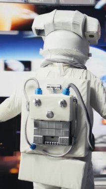 Dikey Video Uzay Adamı yıldızlarla ve engin galaksiyle çevrili bir uzay görevinde bilim ve keşif sergiliyor. Evrenin içinde seyahat eden kasklı astronot, insan merakı