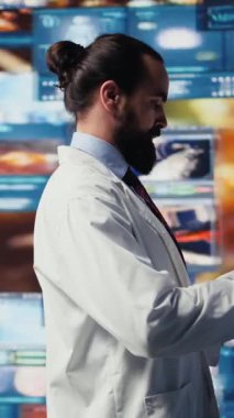 Dijital tanı ve elektronik kayıtları inceleyen dikey video uzmanı, sağlık teknolojisinin entegrasyonunu, kişiselleştirilmiş hasta bakımını ve tıp biliminin geleceğini sembolize ediyor. Büyük buluş